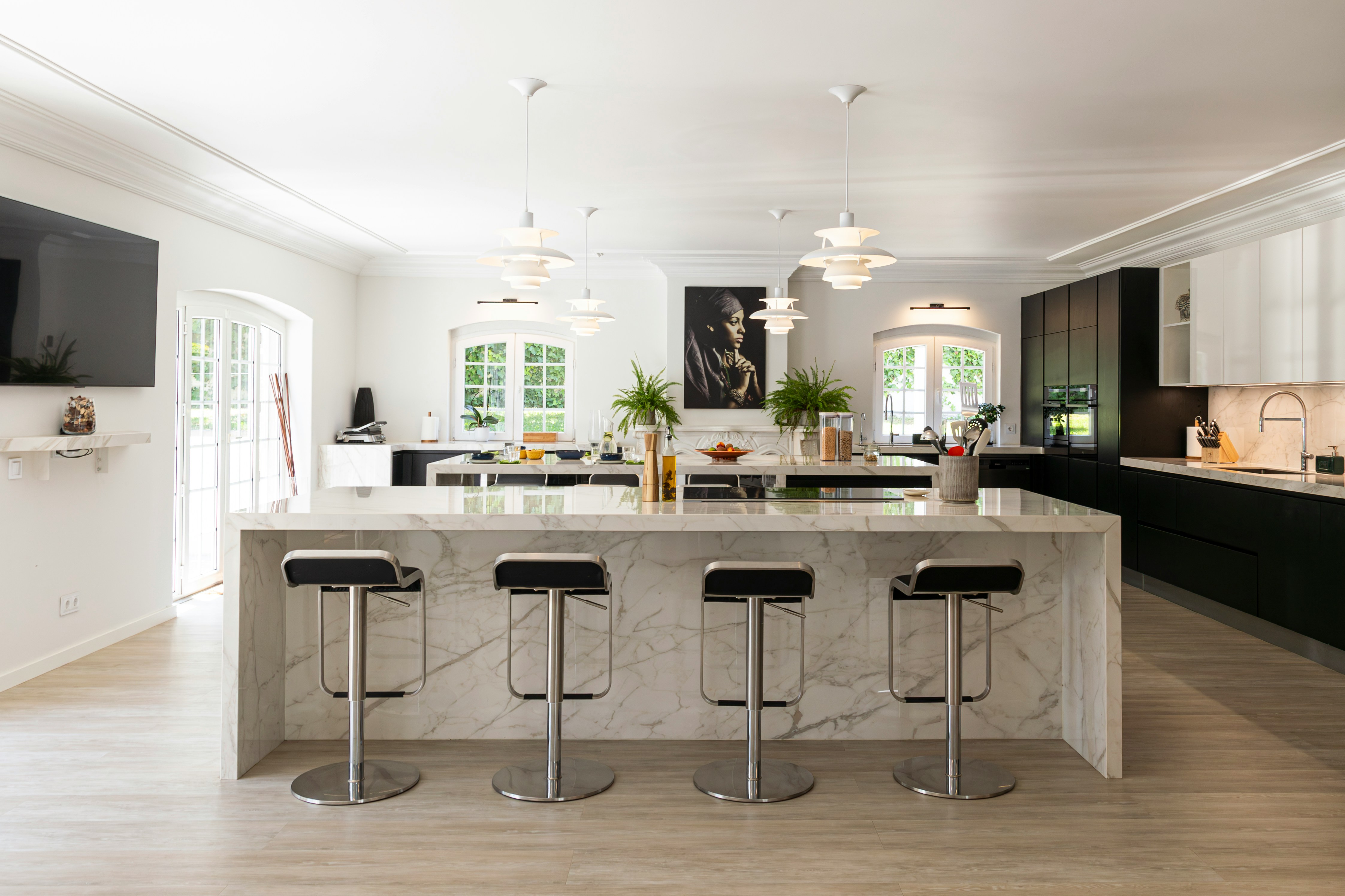 Modernes, luxuriöses Haus mit Pool und Gartenanlage.